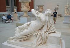 雕塑在旅游區中的主要特征有哪些？