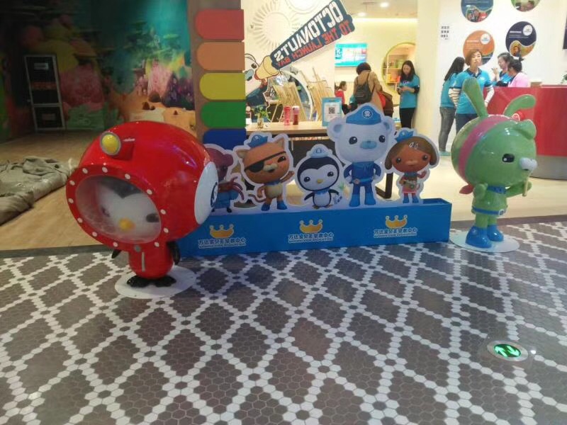 萬(wàn)達海底小縱隊雕塑