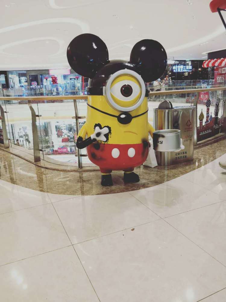 米老鼠頭飾小黃人。