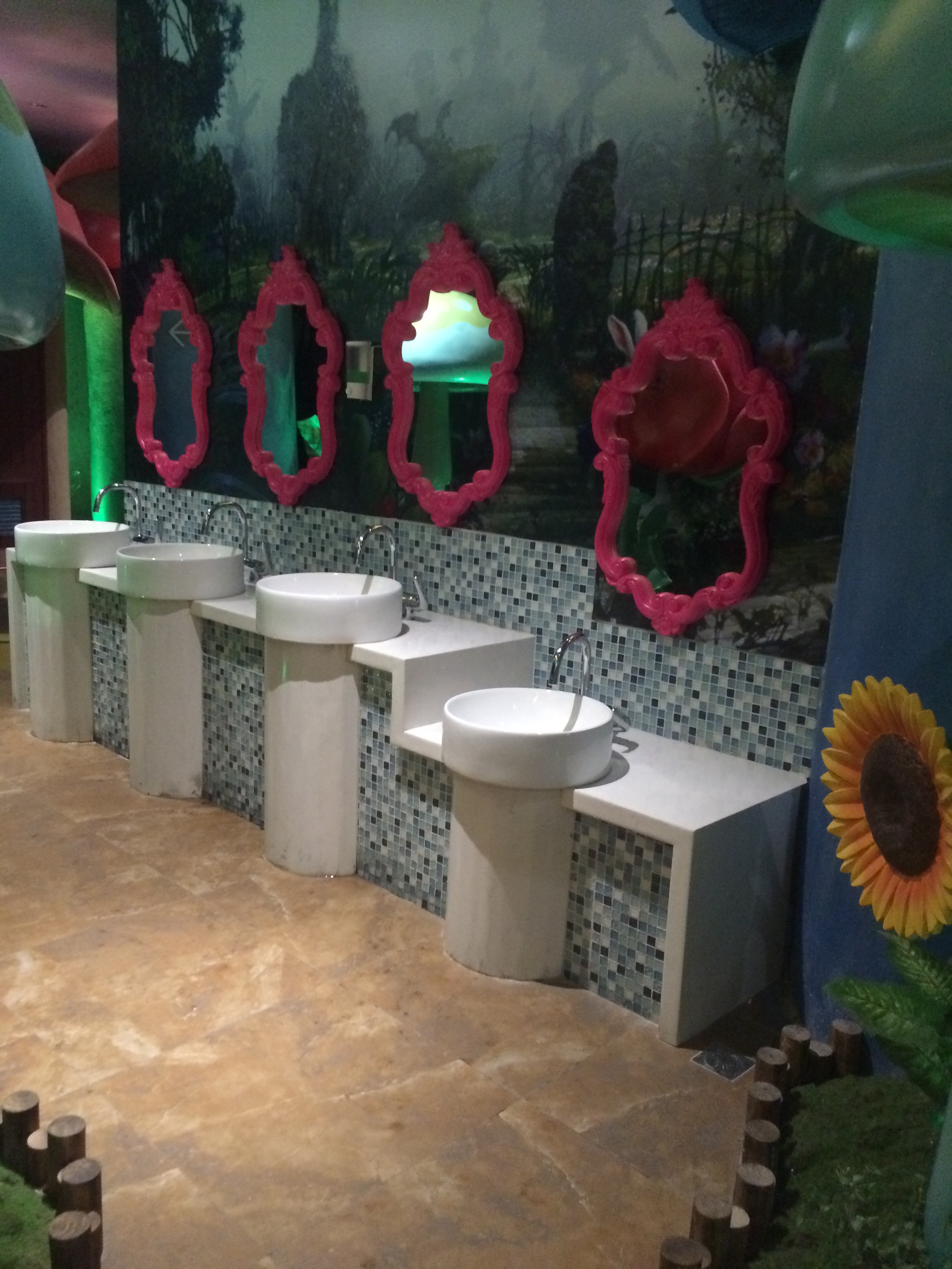 衛生間魔鏡雕塑