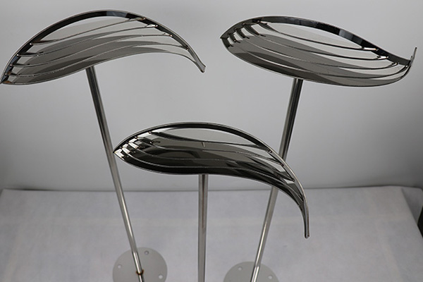 不銹鋼雕塑設計制造流程復雜嗎？?jì)r(jià)位如何呀？